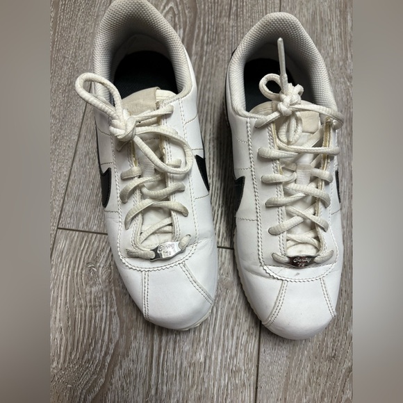 Nike Cortez black and white shoes - Picture 5 of 11